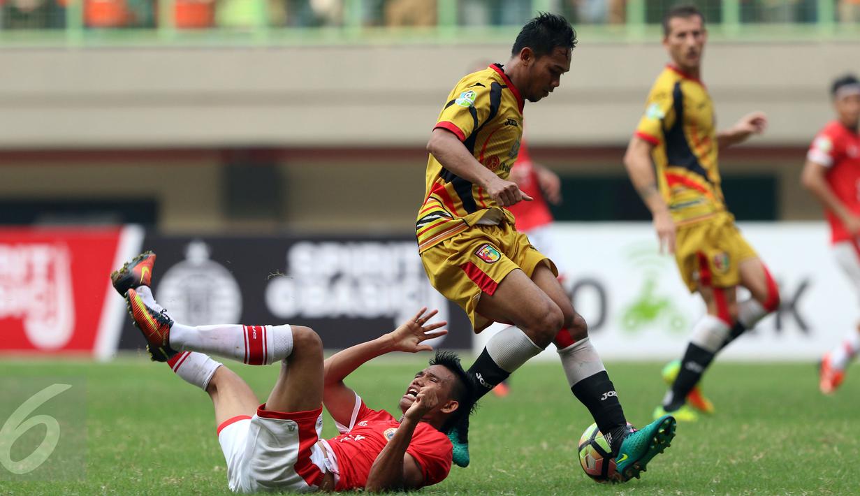 Pemain Persija, Sandi Sutte (bawah) terjatuh saat laga melawan Mitra Kukar di lanjutan Liga 1 Indonesia di Stadion Patriot Candrabhaga, Bekasi, Minggu (14/5). Laga kedua tim berakhir imbang 1-1. (Liputan6.com/Helmi Fithriansyah)