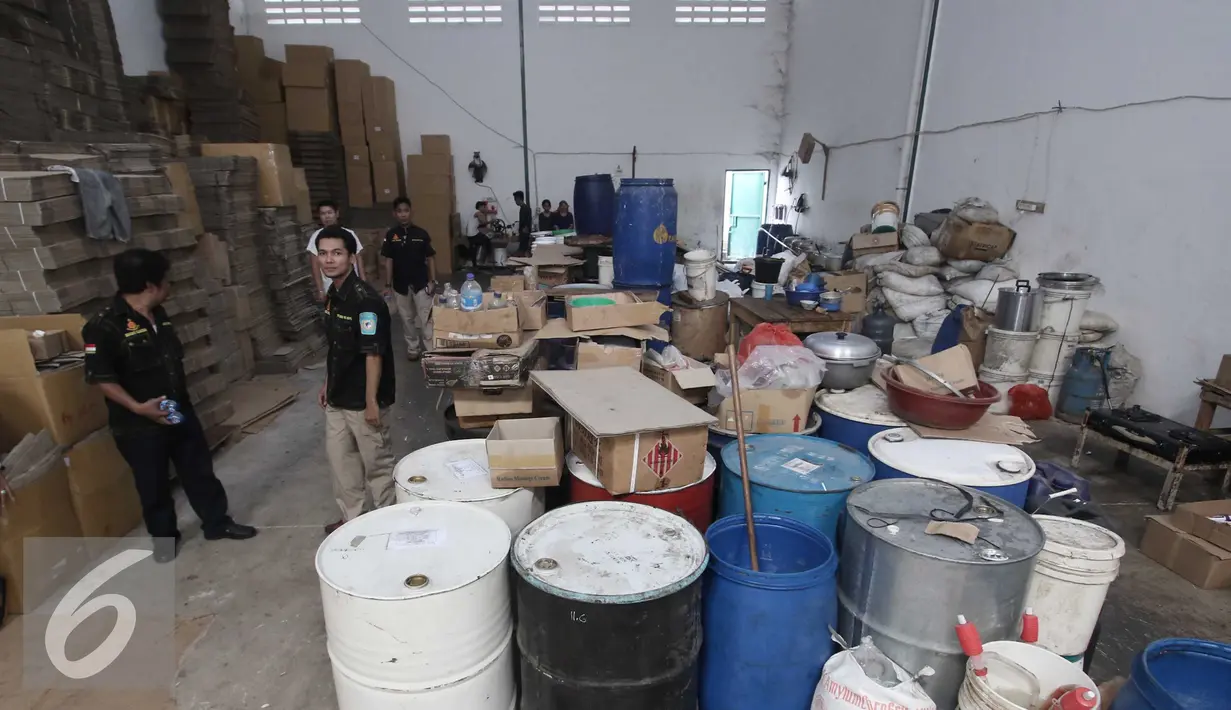 Sejumlah barang bukti alat pembuat obat palsu diamankan di pergudangan Surya Balaraja, Tangerang, Kamis (26/11). Obat berbahaya tersebut tidak memiliki ijin dan berbahaya bagi kesehatan kulit manusia. (Liputan6.com/Angga Yuniar)