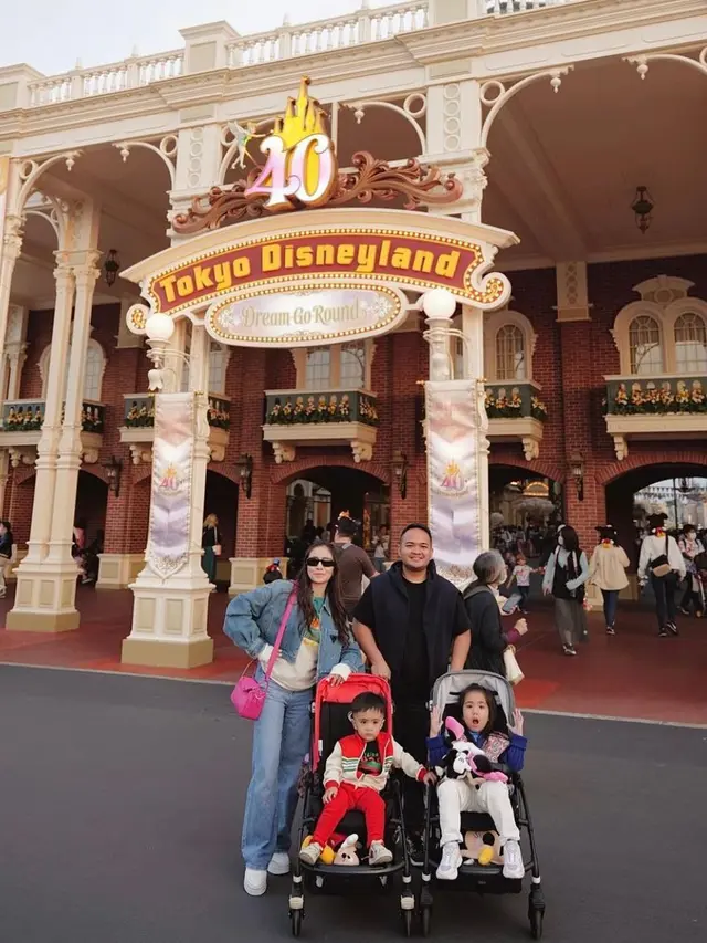 Momo Geisha saat liburan ke Disneyland Tokyo pada 2020 dan 2023