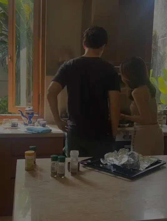 "Sakit berdua, dibawa happy saja," tulis Cinta Laura dalam keterangan videonya.