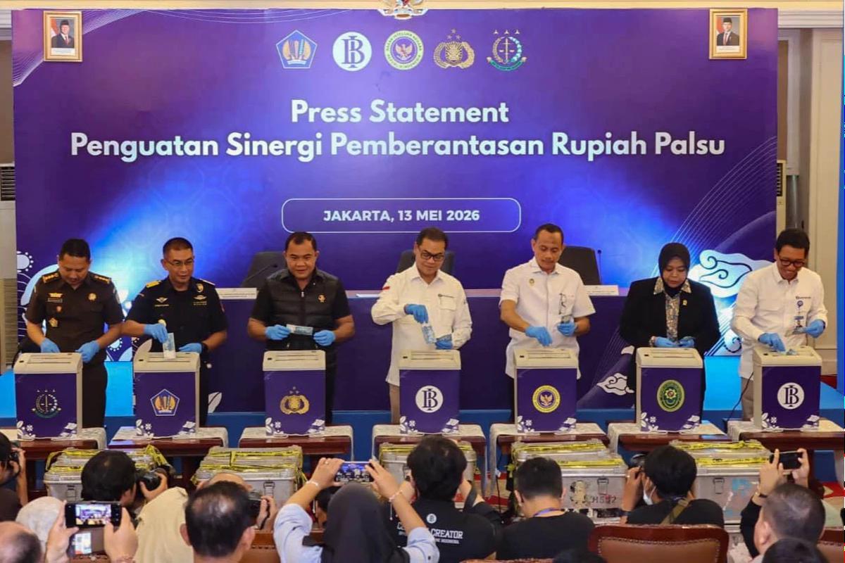 FOTO: Bareskrim dan Bank Indonesia Musnahkan Ratusan Ribu Lembar Uang Palsu