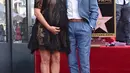 Eva Longoria dan suami, Jos Baston berdiri di atas bintang Hollywood Walk of Fame miliknya saat acara penghargaan di Los Angeles, Senin (16/4). Eva Longoria merupakan penerima bintang ke-2.634 di kategori Televisi (Alberto E. Rodriguez/GETTY IMAGES/AFP)