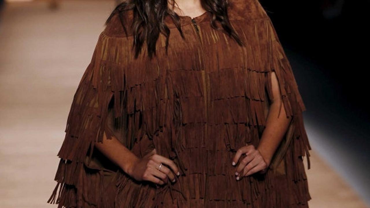 Paulina Vega tampil cantik di catwalk Colombiamoda