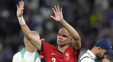 Pepe memiliki karier yang sangat luar biasa. Ia berhasil memenangi tiga gelar Liga Champions bersama Real Madrid, Piala Eropa bersama Portugal, dan sejumlah trofi lainnya selama berkarier lebih dari 20 tahun. Pepe akhirnya gantung sepatu usai membela Portugal di Euro 2024. Mantan pemain Porto tersebut memutuskan pensiun pada usia 41 tahun. (AP Photo/Martin Meissner, File)