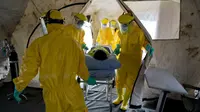 Tim medis mengevakuasi pasien terduga virus Ebola di Lapangan Monas, Jakarta, 12 November 2014. Dalam rangka Hari Peringatan Kesehatan Nasional, Kemenkes menggelar simulasi penanganan dan pencegahan masuknya Ebola ke Indonesia. (AFP PHOTO/ROMEO GACAD)