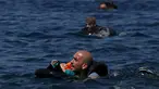 Seorang pengungsi Suriah membawa bayi menggunakan pelampung dan berenang menuju pantai setelah perahu yang ditumpangi bocor sekitar 100 m sebelum mencapai pulau Lesbon, Yunani, Minggu (13/09/2015). (REUTERS/Alkis Konstantinidis) 