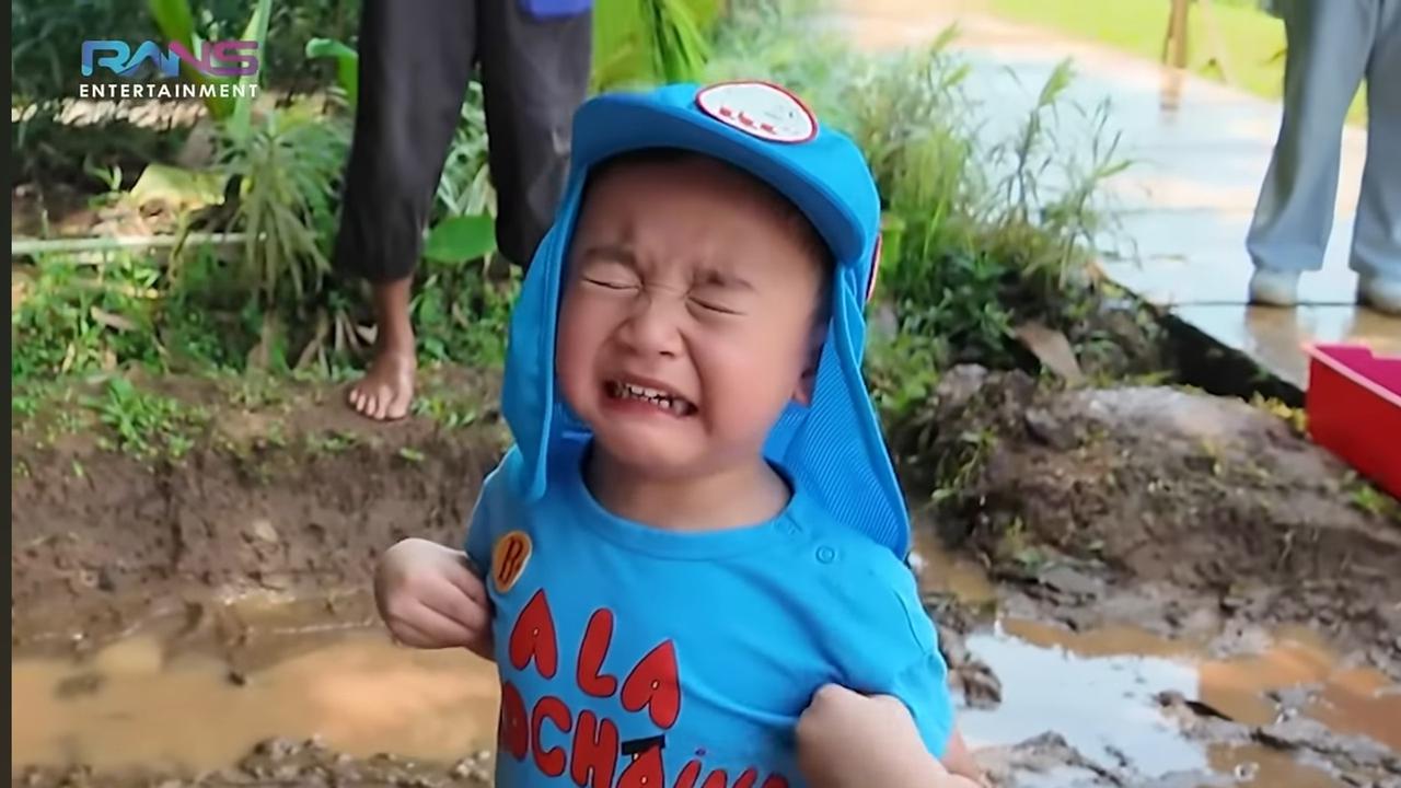 Potret Rayyanza Histeris Diajak Menanam Padi di Sawah, Gemas Banget Akhirnya Minta Maaf Karena Ketakutan