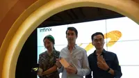 ki-ka: Managing Director Infinix Mobility Benjamin Jiang bersama perwakilan Lazada Indonesia dan  Marcia Sun meluncurkan Infinix Hot S. (Liputan6.com/ Agustin Setyo Wardani)