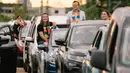 Orang-orang menonton konser drive-in dari kendaraan mereka di Bonn, Jerman, Sabtu (13/6/2020). Konser tersebut digelar dengan langkah-langkah ketat bagi para penikmat musik sambil menjaga jarak sosial. (Xinhua/Tang Ying)