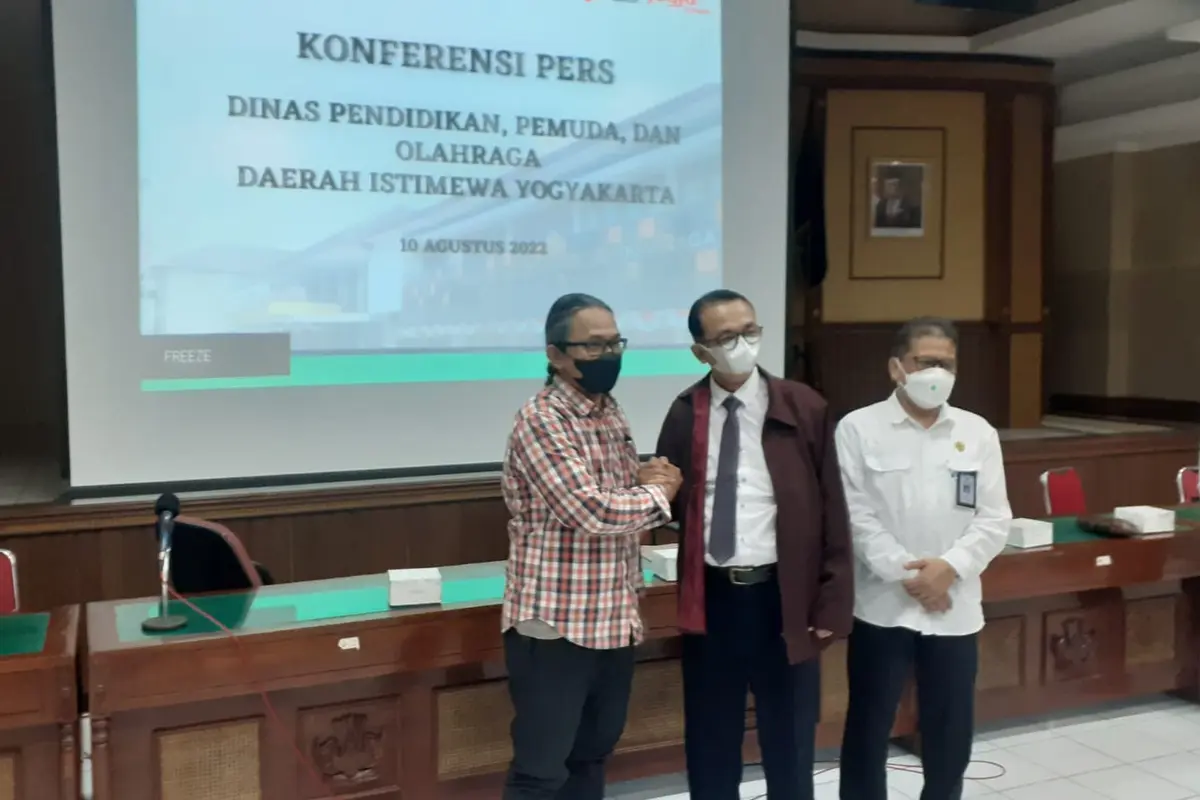 Orangtua siswa, Daniel Yuswantoro bersalaman dengan Kepala Sekolah SMA N 1 Banguntapan, Agung Istianto di hadapan Kepala Disdikpora DIY, Didik Wardaya.