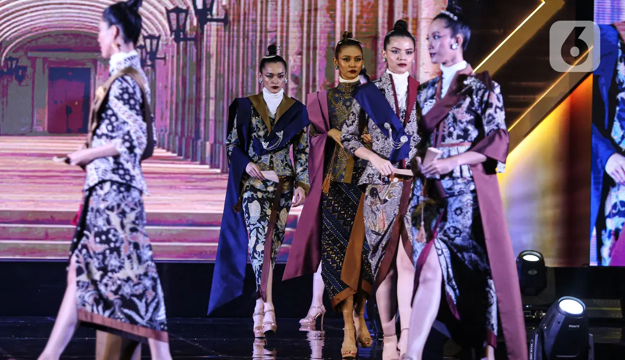 Model membawakan karya Deden Siswanto dalam Selaras Wastra saat  Selaras Wastra saat  Cita & Cipta 2024 Liputan6 x Fimela di Shangrila Hotel, Jakarta, Rabu (31/7/2024). (Liputan6.com/Angga Yuniar)