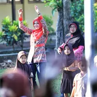 Potret keceriaannya sangat terlihat ketika sedang mengajar anak didiknya. Dari pantauan Bintang.com yang berhasil mengikuti dari rumah hingga saat mengajar. (Adrian Putra/Bintang.com)