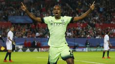 Pemain Manchester City, Fernandinho merayakan gol yang dicetaknya ke gawang Sevilla pada laga Liga Champions di Stadion Sanchez Pizjuan, Spanyol, Selasa (3/11/2015). City berhasil menang 3-1. (Action Images via Reuters/Andrew Boyers)