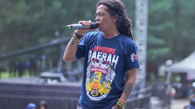 Potret gaya rambut gondrong gimbal Cak Sodiq Monata