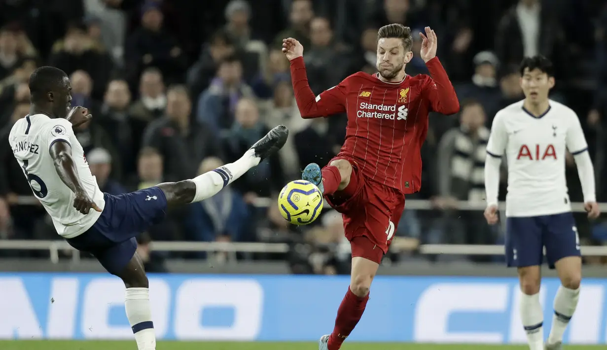 Gelandang Liverpool, Adam Lallana  berebut bola dengan bek Tottenham, Davinson Sanchez pada pertandingan lanjutan Liga Inggris di Stadion Tottenham Hotspur di London, Inggris, Sabtu (11/1/2020). Liverpool menang 1-0 atas Tottenham. (AP Photo/Matt Dunham)