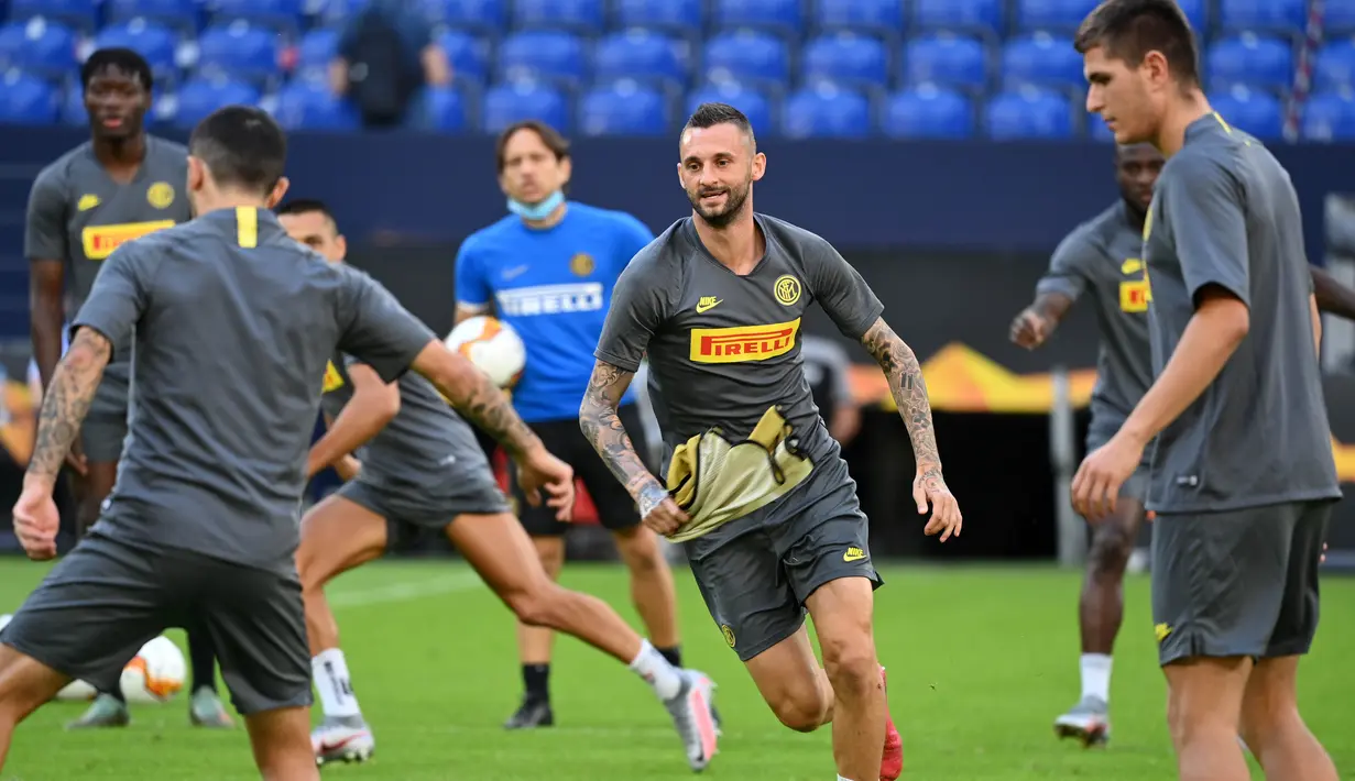 Gelandang Inter Milan, Marcelo Brozovic, melakukan latihan jelang laga Liga Europa di Gelsenkirchen, Jerman, Selasa (4/8/2020). Inter Milan akan berhadapan dengan Getafe. (Photo by Ina Fassbender / various sources / AFP)
