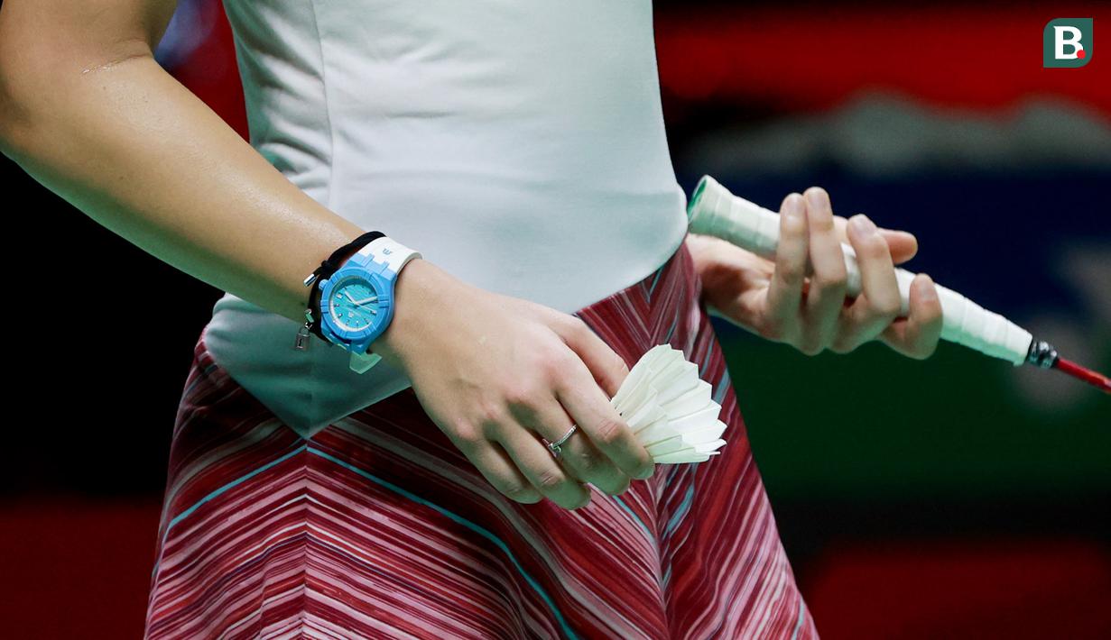 Tunggal putri Spanyol, Carolina Marin, memakai jam saat melawan wakil Korea Selatan, An Se Young, pada laga final Indonesia Masters 2023 di Istora Senayan, Jakarta, Minggu (29/1/2023). An Se Young menang dengan skor 18-21, 21-18, dan 21-13(Bola.com/M Iqbal Ichsan)