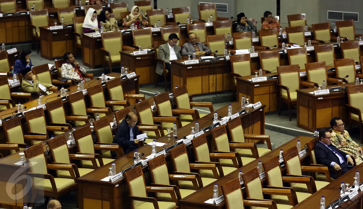 Suasana yang menggambarkan banyaknya bangku kosong saat Rapat Paripurna DPR RI Ke-18 Masa Sidang III Tahun Sidang 2016-2017, di Kompleks Parlemen, Senayan, Jakarta, Kamis (23/2). (Liputan6.com/Johan Tallo)