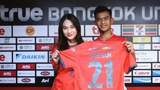 Momen Pratama Arhan (kanan) diperkenalkan sebagai pemain Bangkok United (c) Instagram/pratamaarhan8