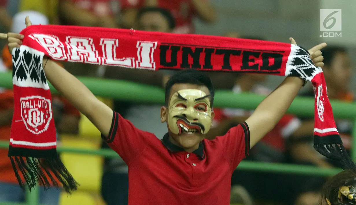Suporter tim Serdadu Tridatu membentangkan syal jelang menyaksikan laga Persija melawan Bali United di Stadion Patriot Candrabhaga, Bekasi, Minggu (21/5). Laga kedua tim berakhir imbang 0-0. (Liputan6.com/Helmi Fithriansyah)