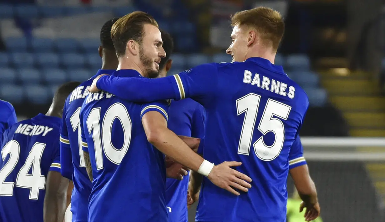 Pemain Leicester City Harvey Barnes (kanan) merayakan gol kedua timnya dengan pencetak gol pertama Leicester City James Maddison (10) pada pertandingan Grup G Liga Europa di Stadion King Power, Leicester, Inggris, Kamis (22/10/2020). Leicester City menang 3-0. (AP Photo/Rui Vieira)