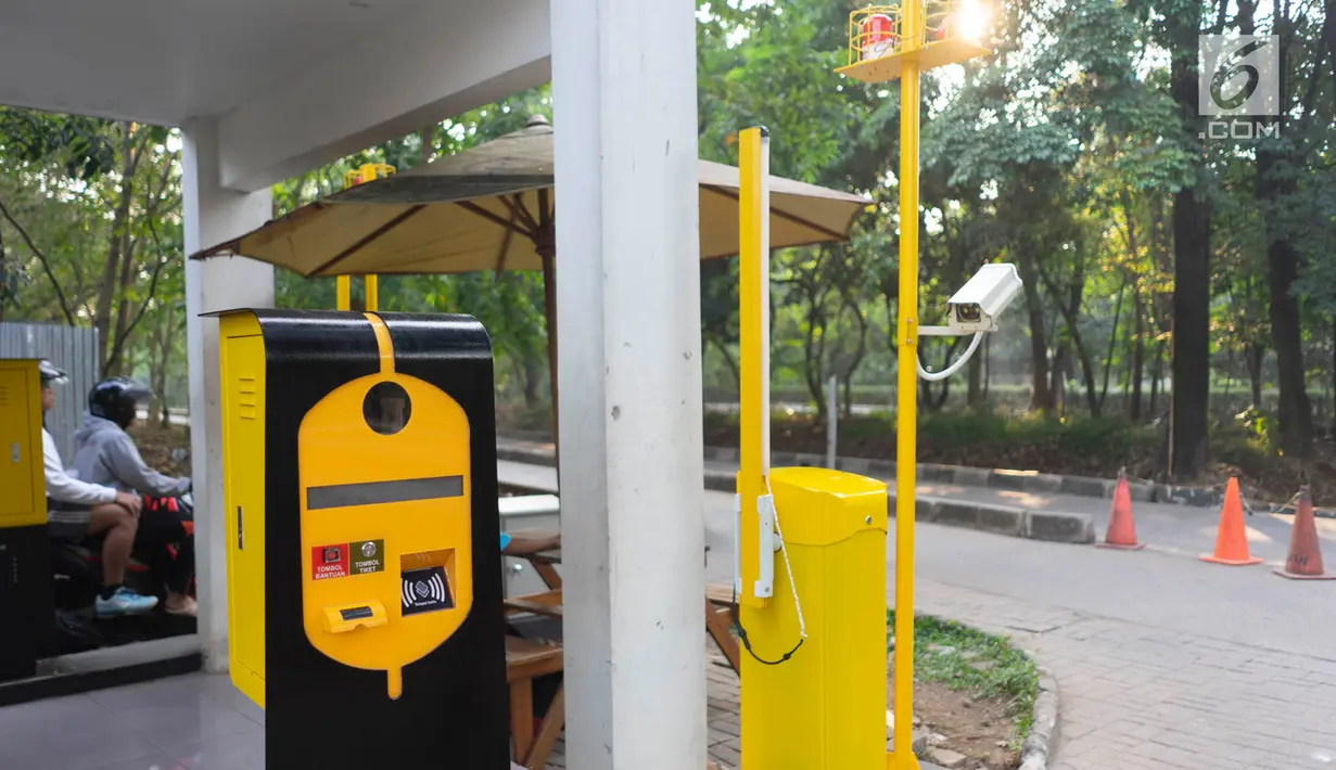 Mesin parkir gate untuk akses pintu masuk dan keluar Universitas Indonesia di Depok, Jawa Barat, Selasa (16/7/2019). Penerapan uji coba sistem masuk parkir UI berbayar yang menyebabkan kemacetan panjang membuat gerbang tiket pembayaran kembali dinonaktifkan. (Liputan6.com/Immanuel Antonius)
