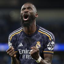 Selebrasi kemenangan bek Real Madrid, Antonio Rudiger setelah mengalahkan Manchester City 4-3 melalui adu tendangan penalti pada laga leg kedua perempatfinal Liga Champions 2023/2024 di Etihad Stadium, Manchester, Rabu (18/4/2024). (AP Photo/Dave Shopland)
