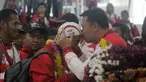 Menpora, Imam Nahrawi menyambut kontingen Indonesia yang mengikuti ASEAN Paragames 2017 di Bandara Adi Soemarmo, Solo, (24/9/2017). Indonesia berhasil meraih juara umum dengan meraih 26 medali emas 75 perak dan 50 perunggu.  (Bola.com/Ronal Seger)