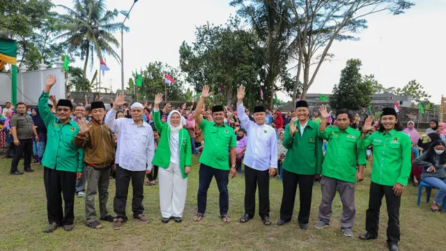 Plt Ketua Umum Partai Persatuan Pembangunan (PPP) Muhamad Mardiono saat merayakan Hari Raya Idul Adha di Harjobinangun, Kecamatan Pakem, Kabupaten Sleman, Daerah Istimewa Yogyakarta.