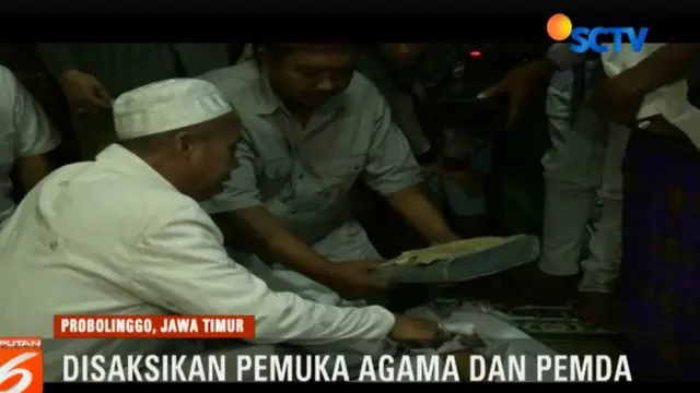 Ratusan warga menjadi saksi sumpah pocong antara Sulima dan Tinasum, dua warga yang berselisih soal ilmu santet.