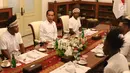 Presiden Joko Widodo (Jokowi) berbincang dengan pemenang lomba festival Gapura Cinta Negeri saat makan siang bersama di Istana Merdeka, Selasa (3/9/2019). Pemenang lomba yang diundang makan siang bersama Jokowi, yakni warga yang berasal dari Yapen dan Nduga, Papua. (Liputan6.com/Angga Yuniar)