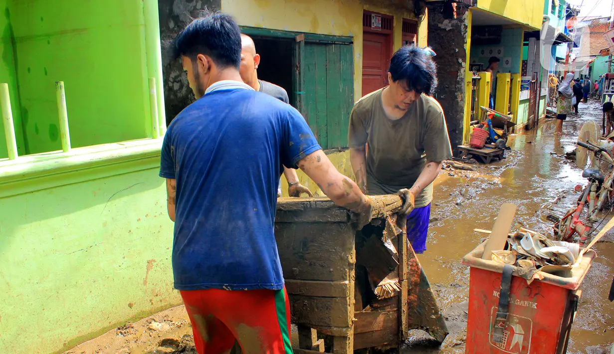 Warga kerja bakti membersihkan sisa lumpur dan sampah usai banjir melanda Kampung Melayu, Jakarta, Jumat (3/1/2020). Banjir yang melanda Kampung Melayu menyisakan sisa sampah dan lumpur. (merdeka.com/Magang/Muhammad Fayyadh)