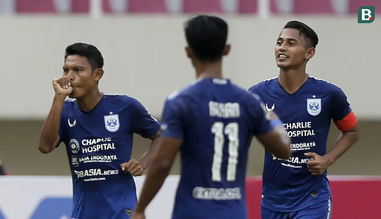 Gelandang PSIS Semarang, Fandi Eko Utomo (kiri) melakukan selebrasi usai mencetak gol kedua ke gawang Persikabo 1973 dalam laga matchday ke-2 Grup A Piala Menpora 2021 di Stadion Manahan, Solo, Kamis (25/3/2021). (Bola.com/Arief Bagus)