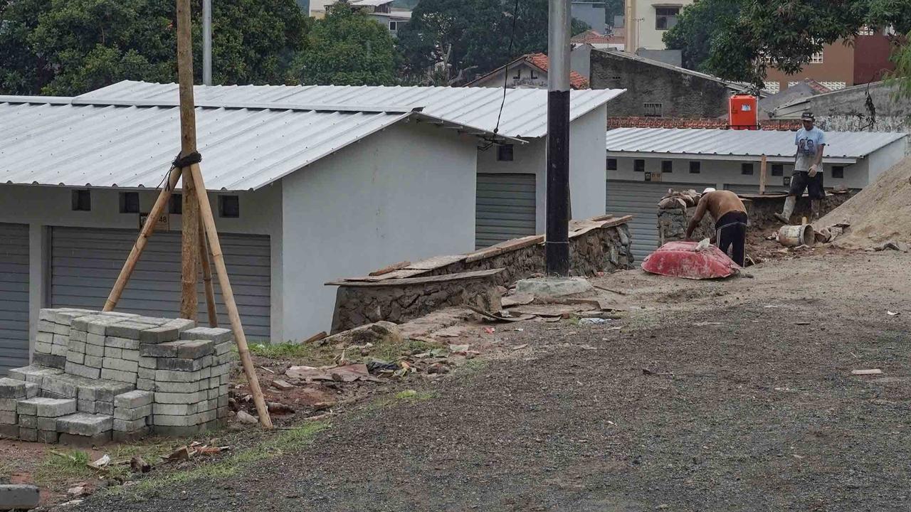 FOTO: Pasar Relokasi Pedagang Pasar Barito di Lenteng Agung masih Sepi