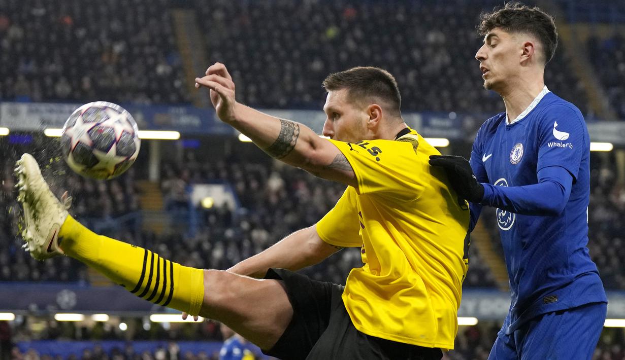 Pemain Chelsea, Kai Havertz, berebut bola dengan pemain Borussia Dortmund, Niklas Suele, pada leg kedua 16 besar Liga Champions di Stadion Stamford Bridge, Rabu (8/3/2023). (AP Photo/Alastair Grant)