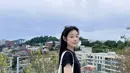 Asal usul dan berbagai penemuan kembali siluet khas ini selanjutnya ditelusuri kembali. Gairah Christian Dior terhadap bunga dan taman diwujudkan dalam dua latar yang sangat puitis. Yang pertama, didedikasikan untuk Miss Dior, mengungkapkan berbagai segi parfum yang menjadi lambang ini berkat materi arsip yang sebelumnya tidak dipublikasikan, dalam dialog dengan karya seni tekstil karya Eva Jospin. 
Asal usul dan berbagai penemuan kembali siluet khas ini selanjutnya ditelusuri kembali. Gairah Christian Dior terhadap bunga dan taman diwujudkan dalam dua latar yang sangat puitis. Yang pertama, didedikasikan untuk Miss Dior, mengungkapkan berbagai segi parfum yang menjadi lambang ini berkat materi arsip yang sebelumnya tidak dipublikasikan, dalam dialog dengan karya seni tekstil karya Eva Jospin.