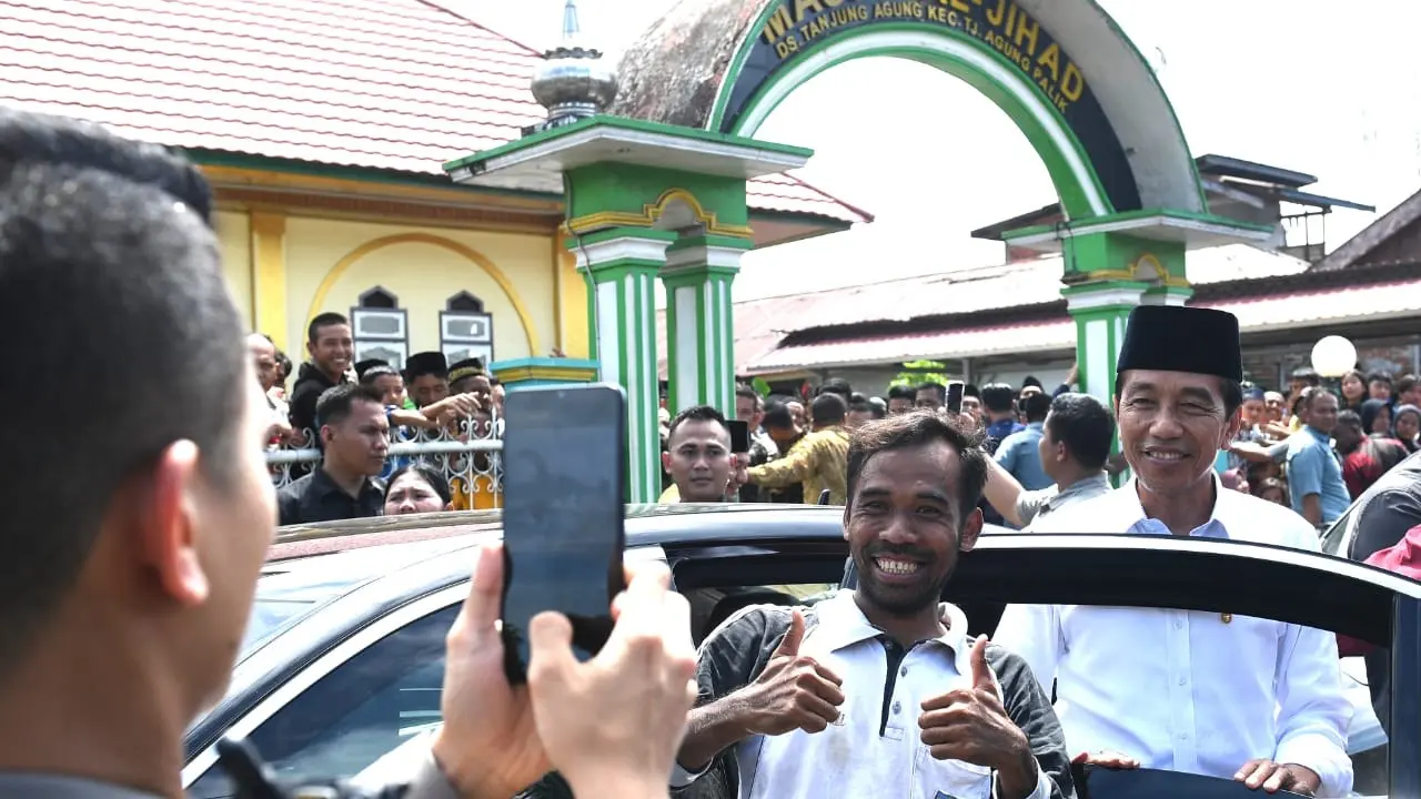 Kesempatan berjumpa dan melihat langsung sosok Jokowi tidak disia-siakan warga Bengkulu Utara