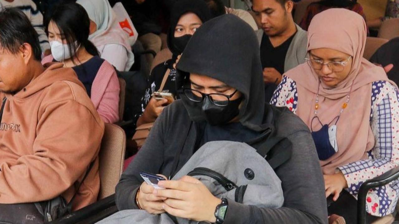 FOTO: Hari Terakhir, Warga yang Pindah Memilih Mengantre Panjang di Kantor KPU Jakarta Selatan