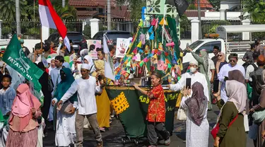 Umat Islam mengikuti tradisi Ngarak Perahu di kawasan Pasar Lama, Tangerang, Banten, Senin (16/9/2024). (merdeka.com/Arie Basuki)