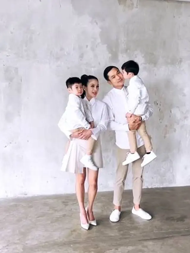 Tampil Kompak, Ini 7 Momen Pemotretan Sandra Dewi Bersama Keluarga Besar Moeis