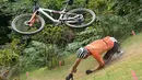 Pembalap andalan Belanda, Mathieu van der Poel jatuh saat acara lintas alam sepeda gunung pria selama Olimpiade Tokyo 2020 di Izu MTB Course di Izu pada 26 Juli 2021. (GREG BAKER / AFP)