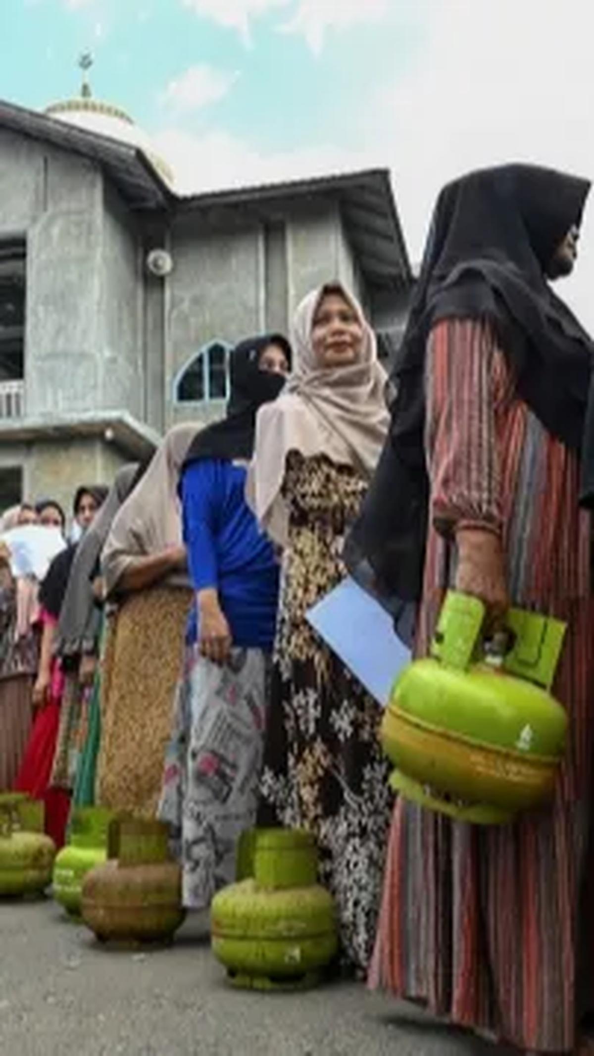 Elpiji 3 Kg Langka, 
Warga Banyuwangi Tidak Masak 3 Hari