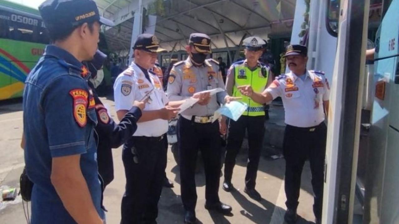 Petugas Temukan Bus Tak Laik Jalan di Terminal Tanjung Priok Jelang Mudik Lebaran 2026