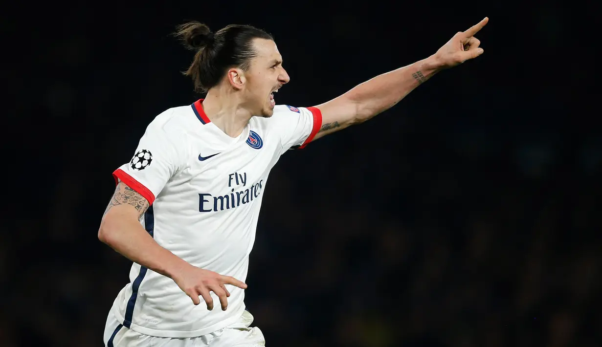 Penyerang PSG, Zlatan Ibrahimovic melakukan selebrasi usai mencetak gol kegawang Chelsea pada leg kedua liga Champions di Stamford Bridge, London, Inggris (10/3). PSG menang atas Chelsea dengan skor 2-1. (Reuters/Andrew Couldridge)