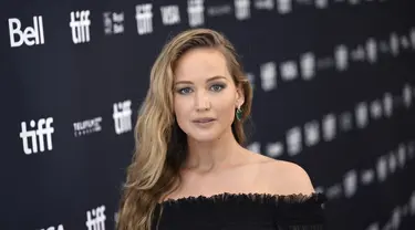 Jennifer Lawrence menghadiri pemutaran perdana " Causeway " selama Toronto International Film Festival di Toronto Sabtu (10/9/2022). Jennifer Lawrence tampil cantik memukau dalam balutan gaun hitam tipis di acara tersebut. (Cole Burston/The Canadian Press via AP)