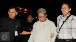 Anggota Majelis Hakim PTUN Medan Amir Fauzi (tengah) digiring masuk ke Gedung KPK, Jakarta, Jumat (10/7). Dalam operasi tangkap tangan di Medan, KPK menangkap 5 orang terkait kasus dugaan suap kasus yang ditangani PTUN Medan. (Liputan6.com/Helmi Afandi)
