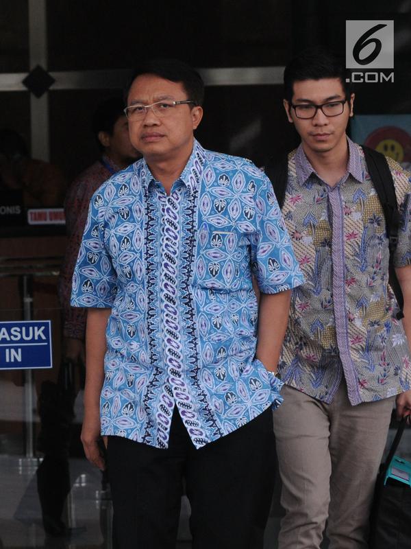 Dirut PT PJB, Iwan Agung Firstantara berjalan keluar usai menjalani pemeriksaan oleh penyidik di gedung KPK, Jakarta, Jumat (12/10). Iwan Agung Firstantara diperiksa terkait suap dalam proyek PLTU Riau-1. (Merdeka.com/Dwi Narwoko)