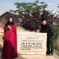 Pasangan musisi Ahmad Dhani dan Mulan Jameela sedang melaksanakan bulan madu. Beberapa destinasi religi dikunjungi oleh pasangan ini. (Instagram/mulanjameela1)
