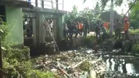 Tumpukan sampah di Kali Penombo, Desa Pantai Harapan Jaya, Muaragembong, Kabupaten Bekasi, dibuang ke laut. (Foto: Istimewa)