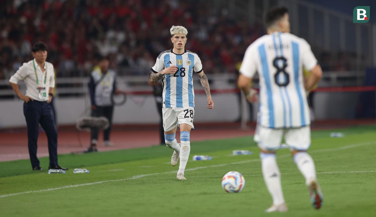 <p>Pemain Argentina,&nbsp;Alejandro Garnacho menggiring bola pada laga FIFA Matchday melawan Timnas Indonesia di Stadion Utama Gelora Bung Karno (SUGBK), Senayan, Jakarta, Senin (19/06/2023). (Bola.com/Bagaskara Lazuardi)</p>